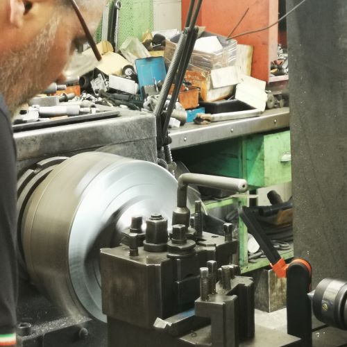 Torneria: Per motori e piccole lavorazioni in serie
